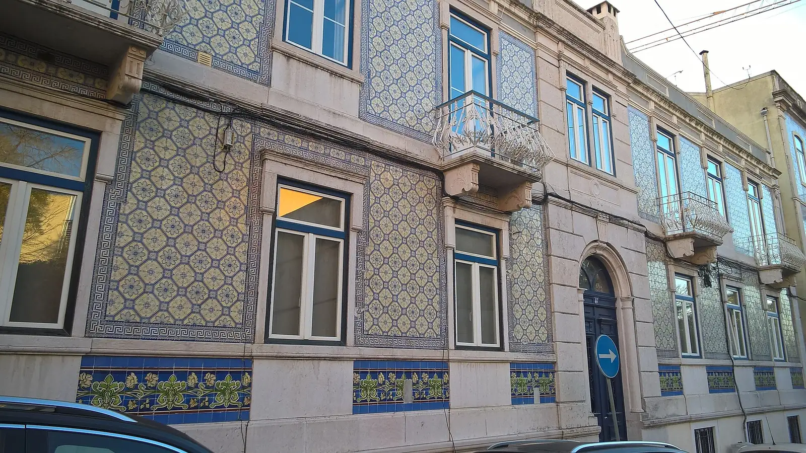 Fachada de prédio lisboeta coberta de azulejos azuis e brancos, na Rua Miguel Lupi