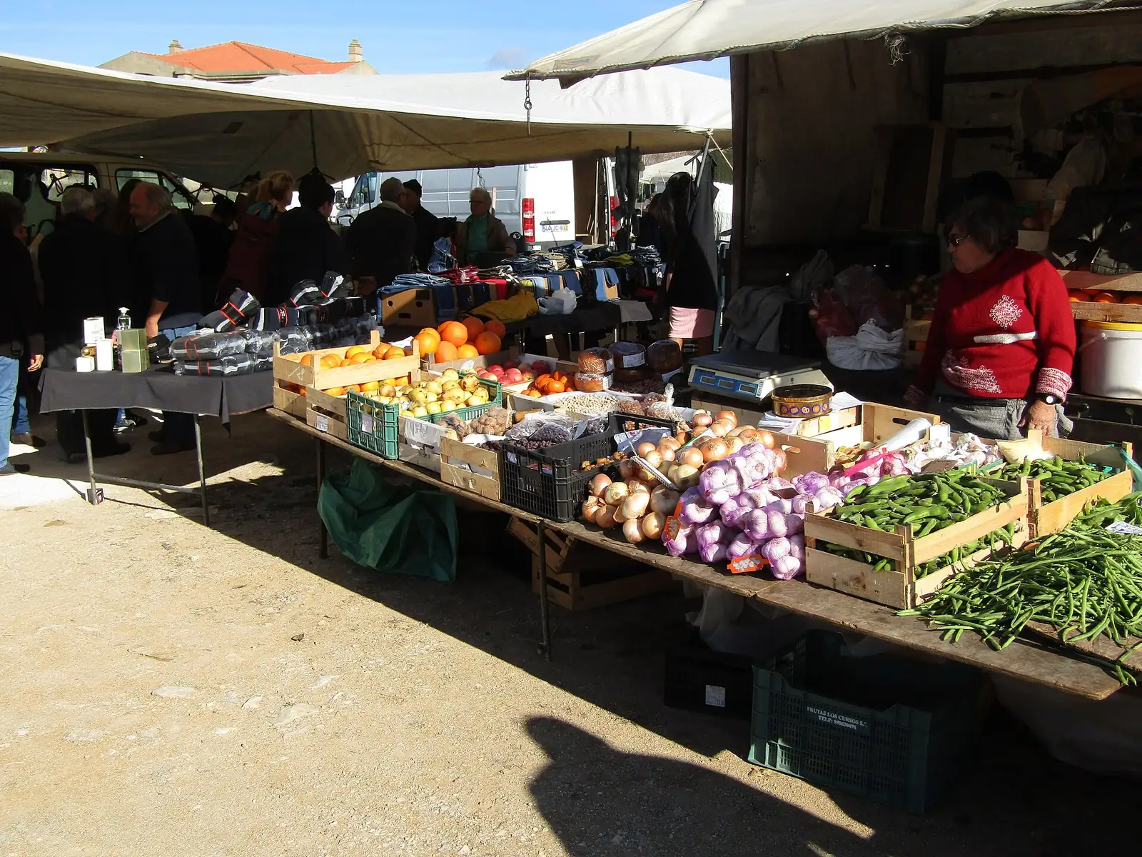 Banca de fruta e legumes no mercado mensal de Algoz, no Algarve, em fevereiro