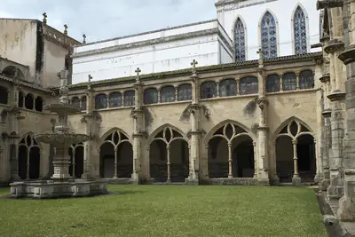 Claustro do Silêncio do Mosteiro de Santa Cruz, em Coimbra, com relvado e uma fonte de pedra