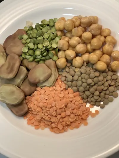 Prato com favas, ervilha seca partida, grão-de-bico, lentilhas castanhas e lentilhas vermelhas