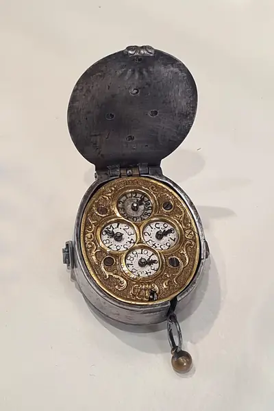 Pedómetro francês do século XVII, em ferro, cobre dourado e aço, no Museu Le Secq des Tournelles, em Ruão