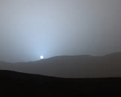 Pôr do sol em Marte fotografado pelo rover Curiosity na cratera Gale, com um halo azulado à volta do Sol
