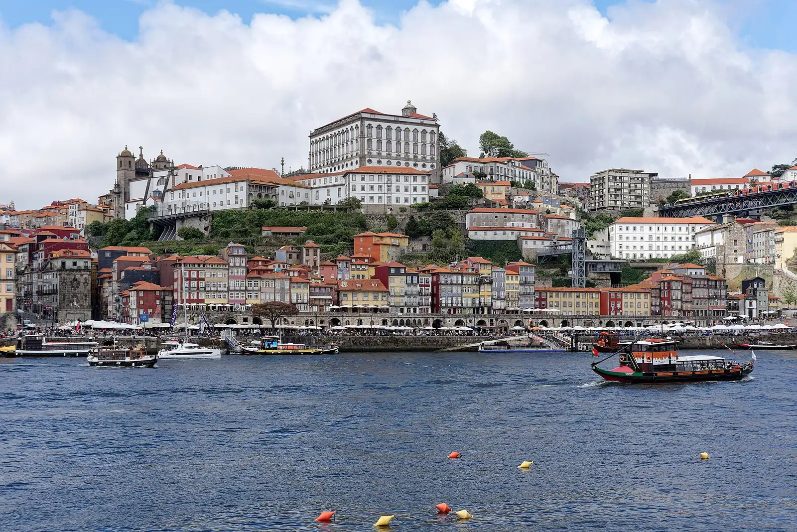 A Ribeira do Porto vista do Cais de Gaia, com o rio Douro e um barco rabelo