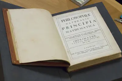 Exemplar dos Principia de Newton, de 1687, aberto na página de rosto