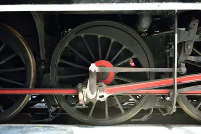 Rodas e bielas de uma locomotiva a vapor no Museu Nacional Ferroviário, no Entroncamento